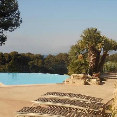 2-Bedroom Apartment Steps From Debarquement Beach With Pool