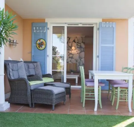 2-bedroom Steps From Debarquement With Pool بيت للعطل