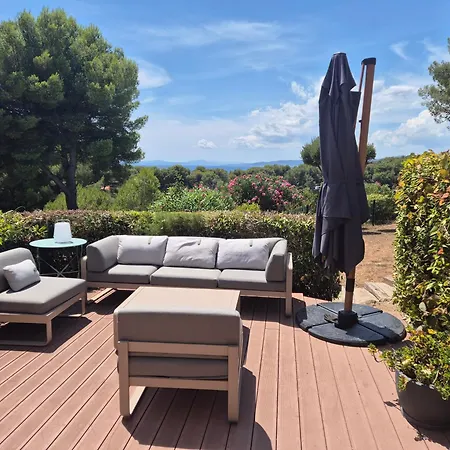2-bedroom Steps From Debarquement With Pool *
