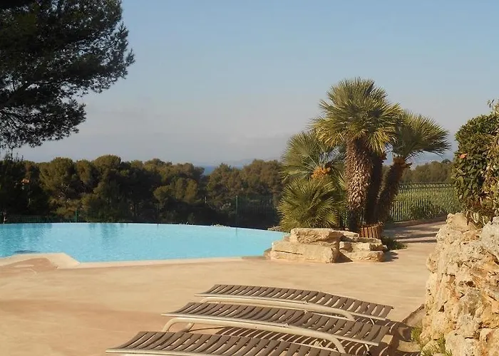 2-Bedroom Apartment Steps From Debarquement Beach With Pool