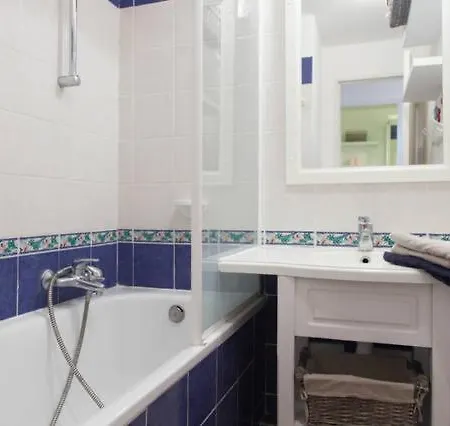 2-bedroom Steps From Debarquement With Pool Дом отдыха *
