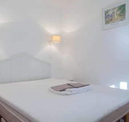 2-bedroom Steps From Debarquement With Pool Saint-Raphaël