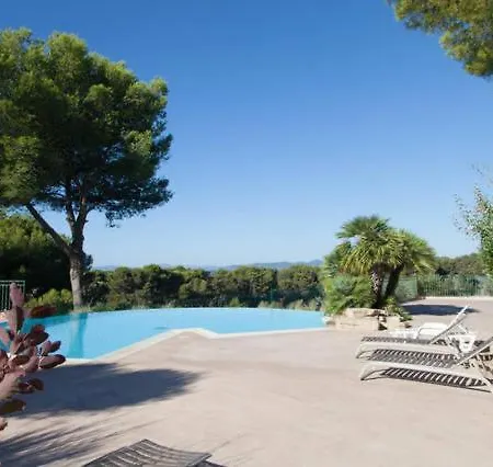 2-bedroom Steps From Debarquement With Pool