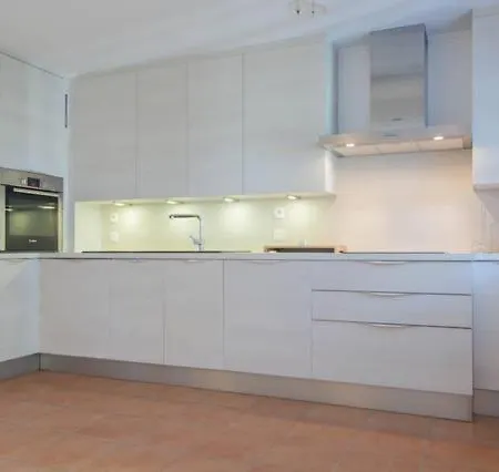 2-bedroom Steps From Debarquement With Pool Дом отдыха *