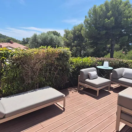 2-bedroom Steps From Debarquement With Pool *